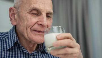 Dla seniorów to prawdziwy "eliksir młodości". Profesor mówi, ile dziennie mleka warto pić