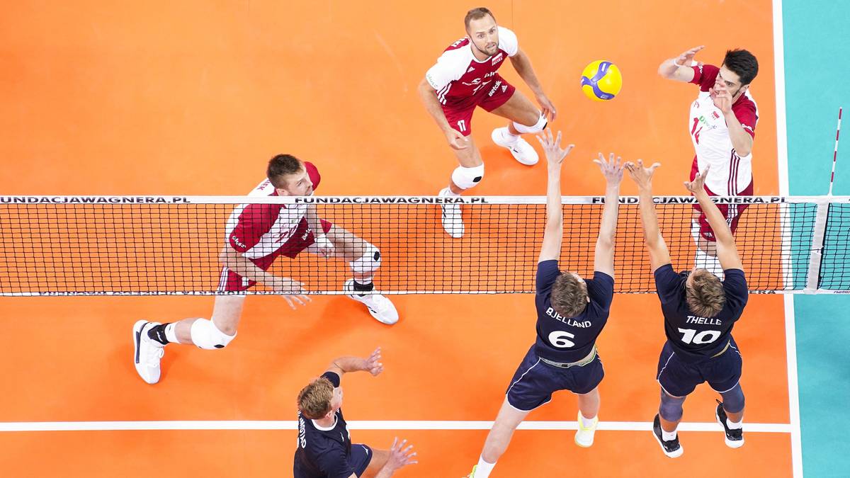 Siatkarze rywalizujący przy siatce podczas meczu.
