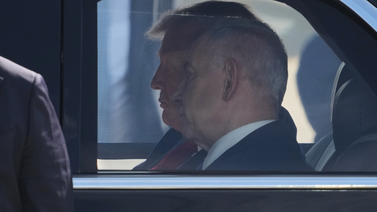 Donald Trump złamał protokół dyplomatyczny. Wspólna podróż prezydencką "bestią"