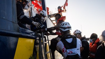 Niemiecka organizacja zabrała uchodźców z łodzi Banksy'ego. Na pokładzie było ciało
