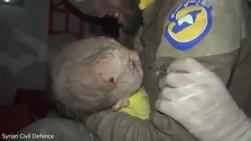 To wideo poruszyło internautów. Miesięczne dziecko wyciągnięte spod gruzów w Syrii