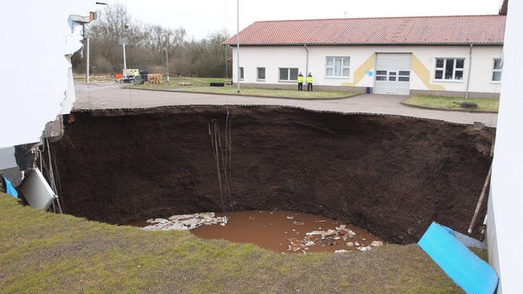 Niemcy: zapadła się ziemia. Powstała dziura głęboka na 50 metrów