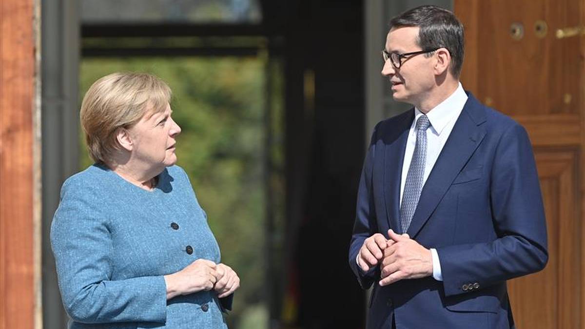 "Haniebne słowa". Morawiecki skrytykował wywiad z Merkel