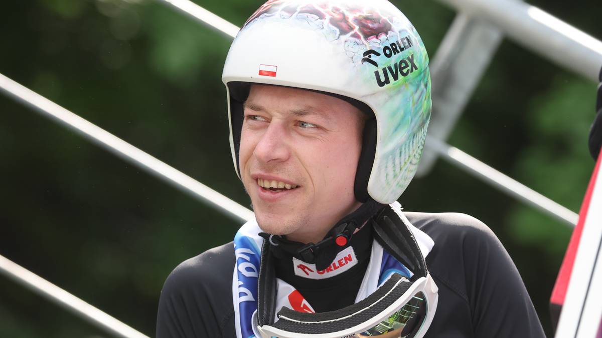 Aleksander Zniszczoł w kasku i goglach narciarskich