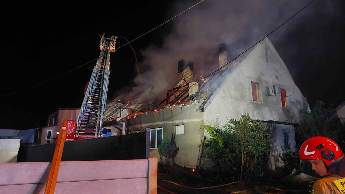 Nocny pożar domu jednorodzinnego. Nie żyją dwie osoby