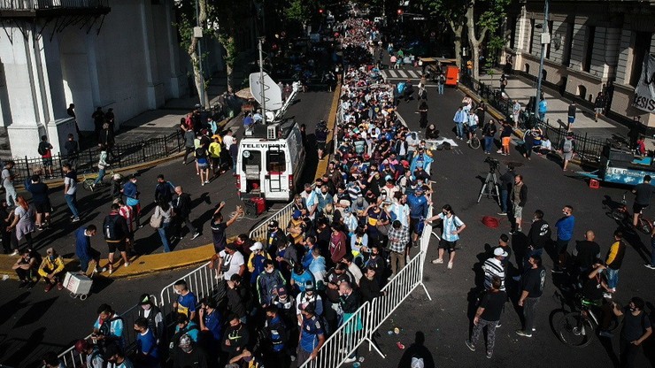 Argentyna: tysiące ludzi żegnają Maradonę. Wielkie czuwanie przy trumnie mistrza