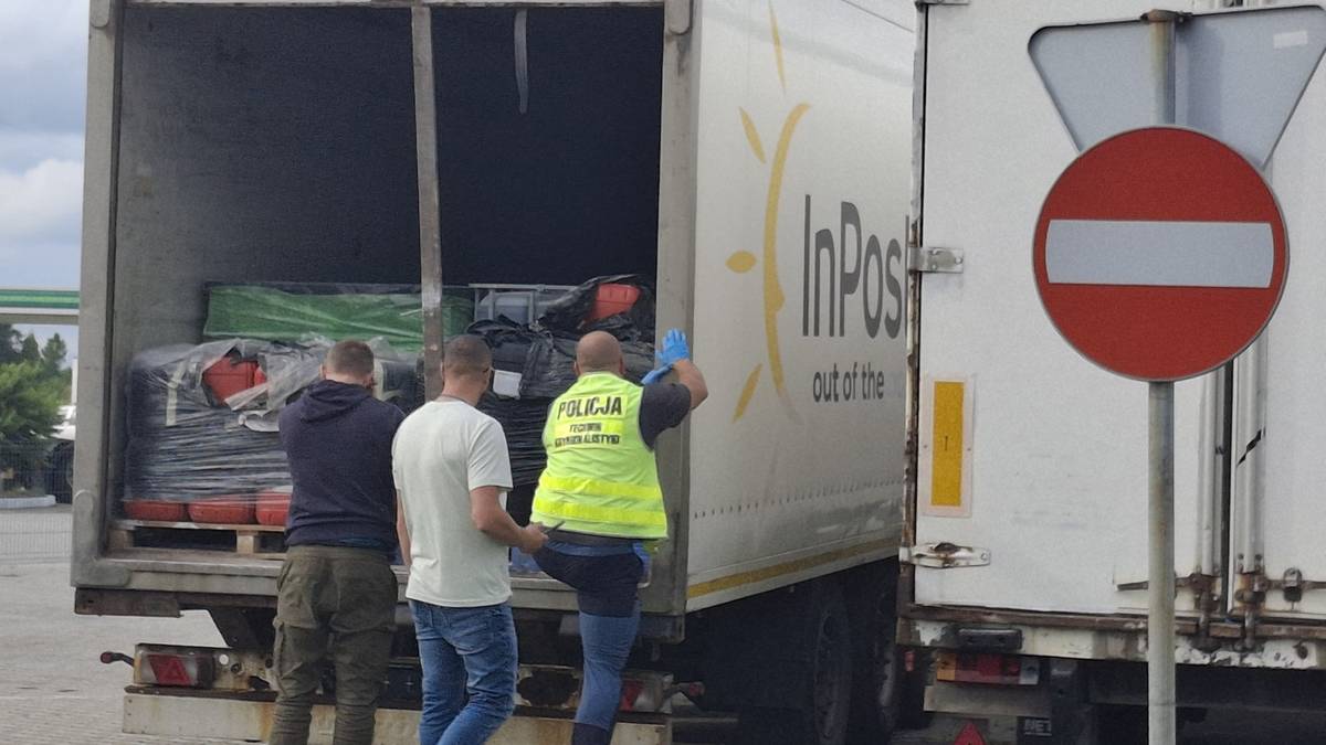 Służby przy naczepach z nieznaną substancją w Bolesławiu