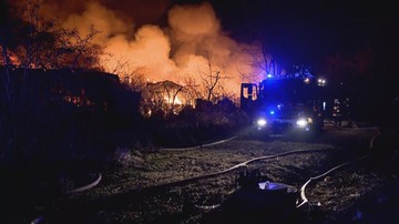 Wielki pożar hali magazynowej we Wrocławiu. Jeden ze strażaków ranny