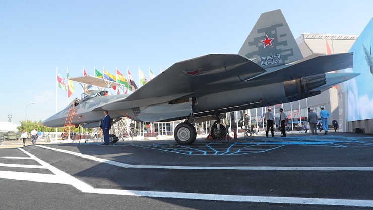 Na podmoskiewskich targach został m.in. zaprezentowany myśliwski samolot Su-57, który jest odpowiedzią na amerykański program ATF i maszynę przewagi powietrznej F-22 Raptor.
