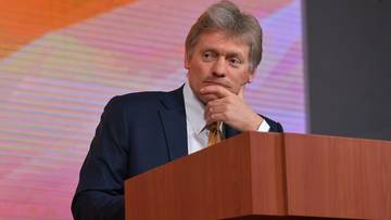 Dmitrij Pieskow, rzecznik Kremla, oparty o m&oacute;wnicę.