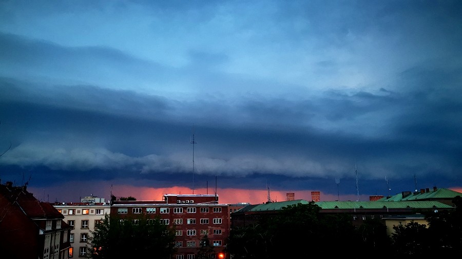 Chmura szelfowa nadciąga nad Wrocław. Fot. Bartłomiej / TwojaPogoda.pl