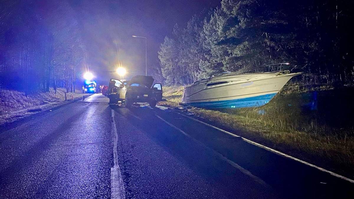 Łódź zmiażdżyła samochód. Nie żyją dwie osoby