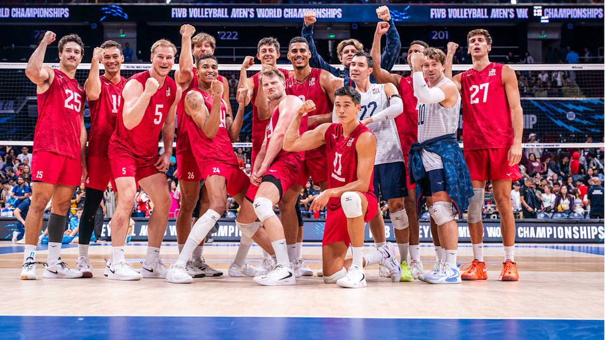 Reprezentacja Polski w siatkówce mężczyzn świętuje zwycięstwo na MŚ 2025, pozując do zdjęcia grupowego w czerwonych strojach.