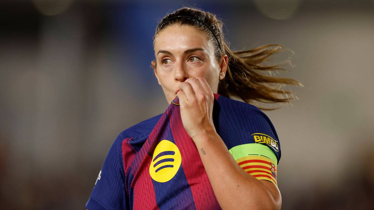 Piłkarka FC Barcelony, Alexia Putellas, w zbliżeniu, z dłonią przy ustach.