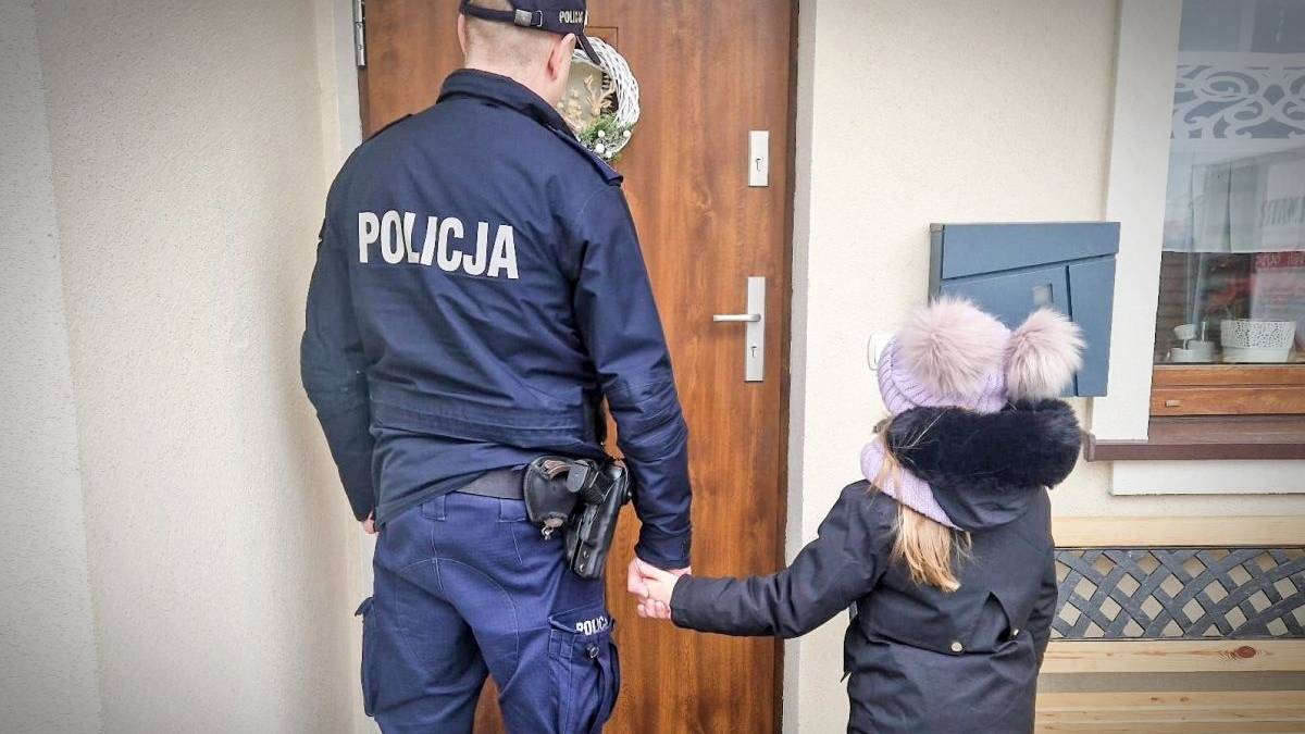 Swiepodgin.  Una niña de 11 años acudió a la comisaría.  Ella le pidió ayuda a su madre.