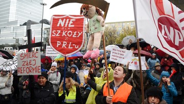 "Grabarze, a nie lekarze polskiej oświaty". Protest ZNP w Warszawie