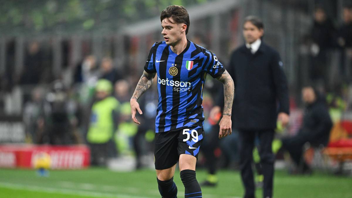 Piłkarz w czarno-niebieskiej koszulce z numerem 59 i logo Betsson na boisku piłkarskim.