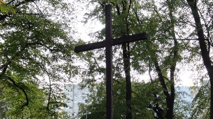 "Zabij księdza". Profanacja krzyża na cmentarzu ofiar wojny w Gdańsku