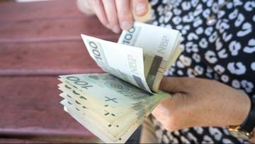 Osoba liczy plik banknot&oacute;w o nominale stu złotych.