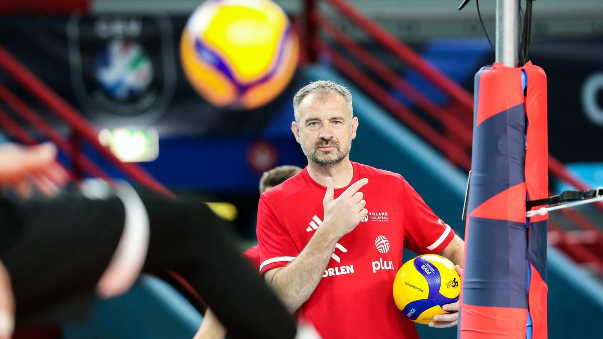 Trener siatkarskiej reprezentacji Polski mężczyzn Nikola Grbić w czerwonej koszulce z logo PlusLigi.