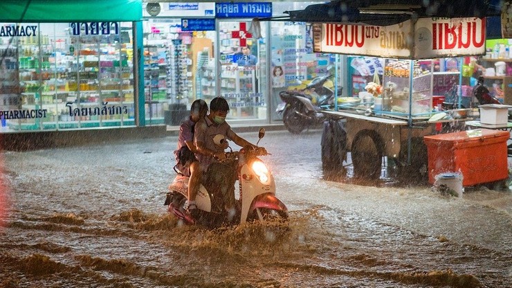 Tajlandia. Powodzie i podtopienia. Świątynie pod wodą