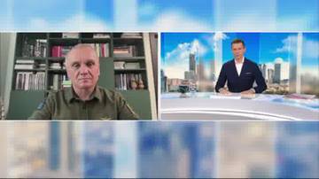 Generał w mundurze siedzi przed regałem z książkami, po drugiej stronie ekranu młody mężczyzna w garniturze siedzi przy biurku na tle miasta.