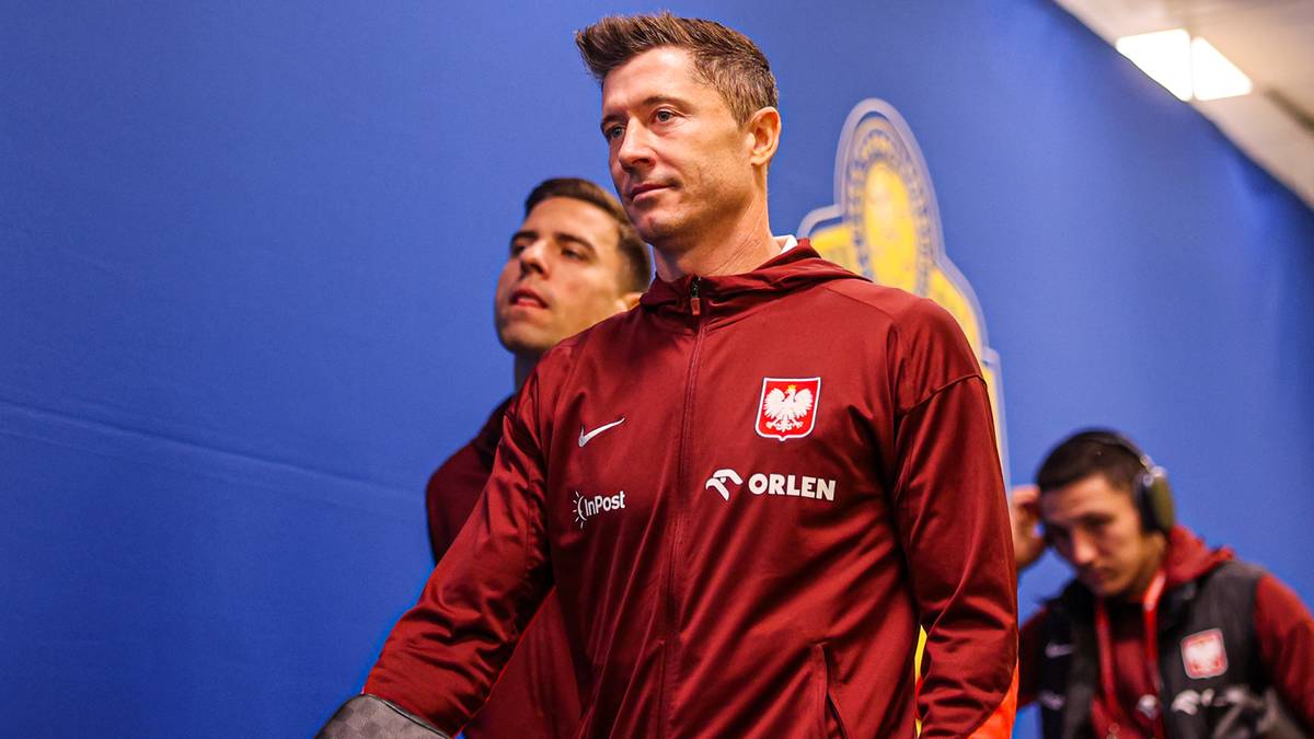 Robert Lewandowski i inni piłkarze reprezentacji Polski w bordowych strojach.