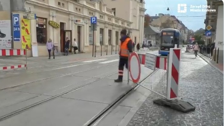 Krakowscy strażnicy bramki. Co chwila ją odsuwają, by pozwolić przejechać tramwajom [WIDEO]