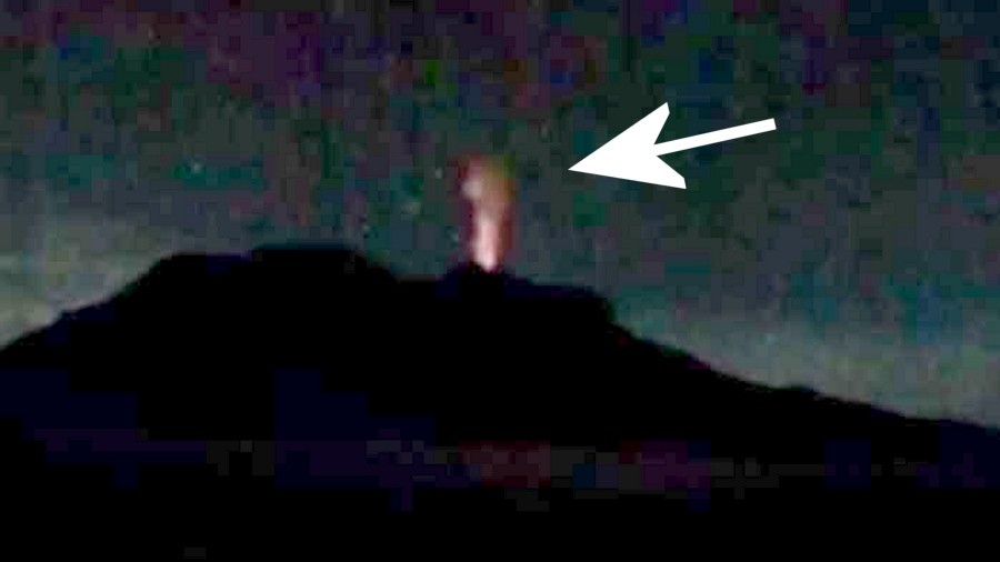 Tajemniczy słup ognia nad wulkanem Iztaccihuatl. Fot. IIGEA.