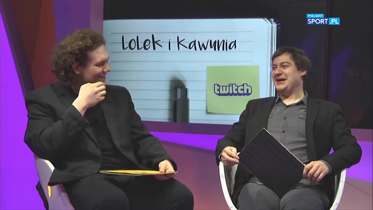 Dwóch mężczyzn siedzi i rozmawia, w tle napis "Lolek i Kawunia" oraz logo Twitch.