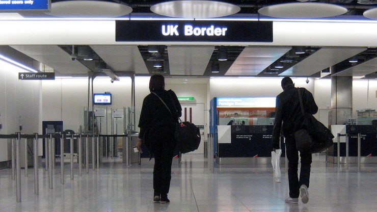 Dzieci i rodzice o różnych nazwiskach mogą mieć problem z wjazdem do Wielkiej Brytanii