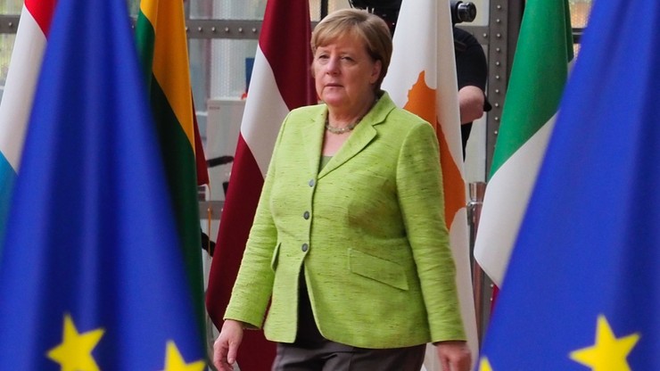 Niemcy. "Bild": była kanclerz Merkel została zaproszona do Buczy, pojechała do Florencji