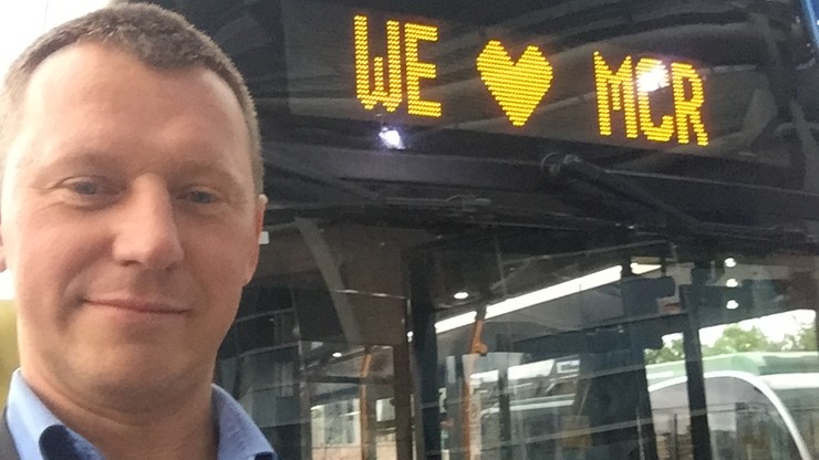 Autobusy z napisem "We love Manchester" po zamachu na koncercie