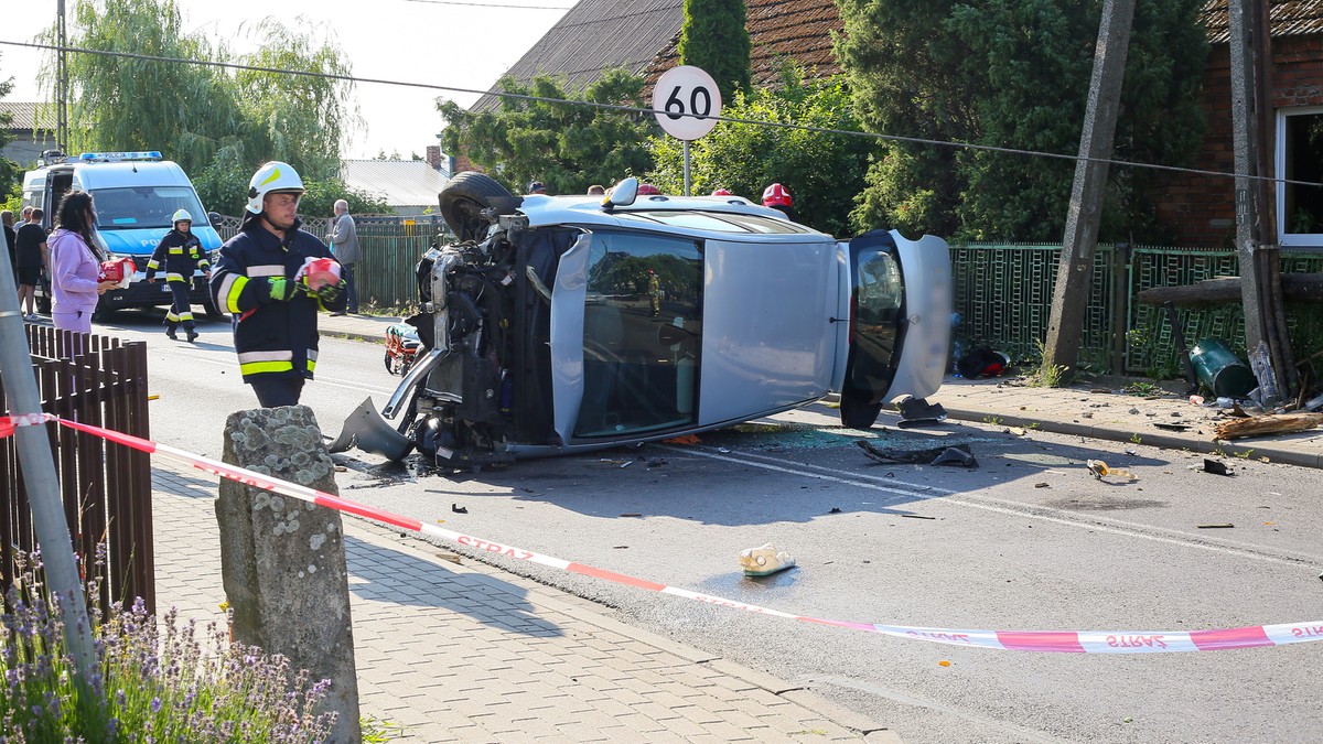 Janków Przygodzki: Rozpędzone auto wypadło z drogi. Ścięty słup energetyczny przygniótł mężczyznę