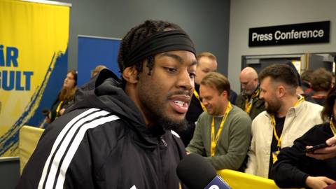 Anthony Elanga udziela wywiadu podczas konferencji prasowej.