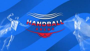 Dw&oacute;ch zawodnik&oacute;w piłki ręcznej w ruchu, z dynamicznym logo "HANDBALL ARENA" pośrodku na niebieskim tle.