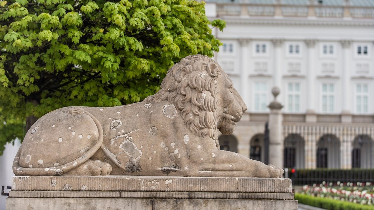 Znika symbol Traktu Królewskiego w Warszawie. Lwy w renowacji