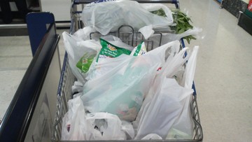 Plastikowe torebki w sklepie będą obowiązkowo płatne do 1 zł. Od 2019 roku
