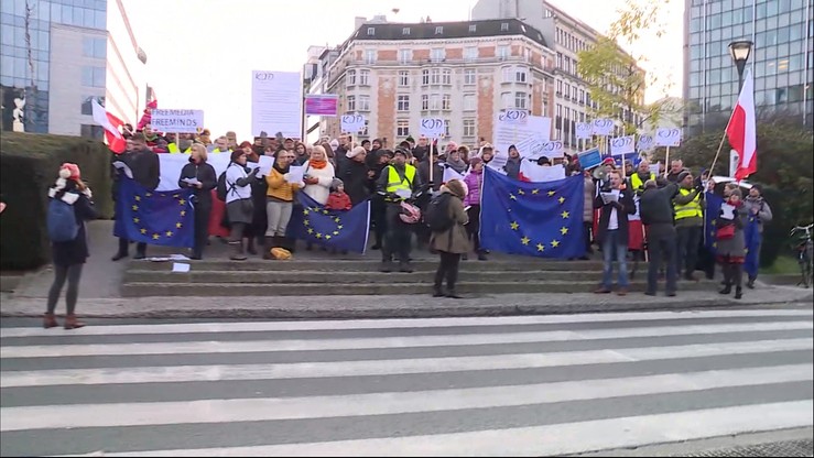 Prezydent w Brukseli. Przed budynkiem Rady UE dwie manifestacje