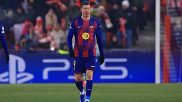 Piłkarz Robert Lewandowski w stroju FC Barcelony idzie po boisku.