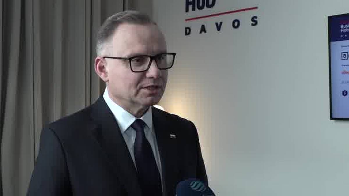 Prezydent Andrzej Duda w garniturze i okularach, przemawia.
