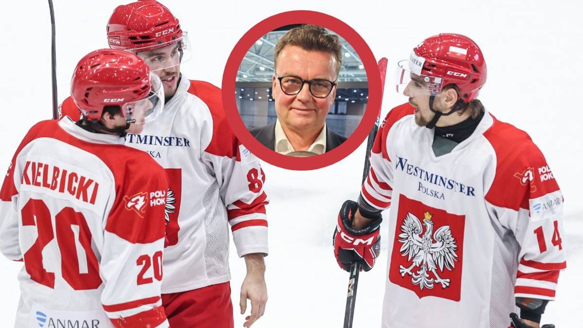 Trzech zawodnik&oacute;w w strojach hokejowych z orłem na piersiach, w k&oacute;łku zdjęcie selekcjonera Pekki Tirkkonena.