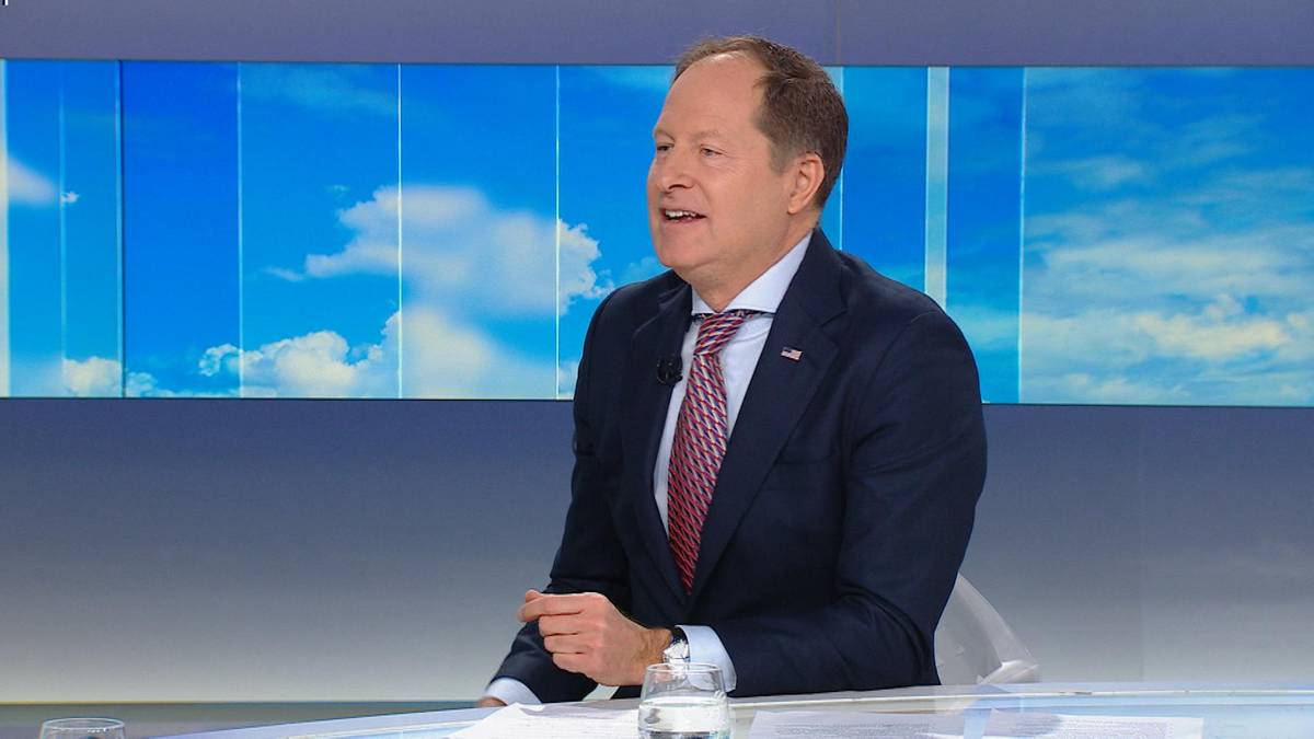 Wicepremier i minister cyfryzacji Krzysztof Gawkowski siedzi w studiu telewizyjnym.