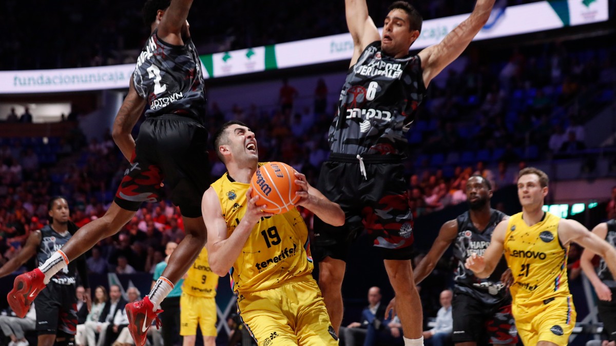 Sensacyjne rozstrzygnięcia w półfinałach koszykarskiej Ligi Mistrzów FIBA