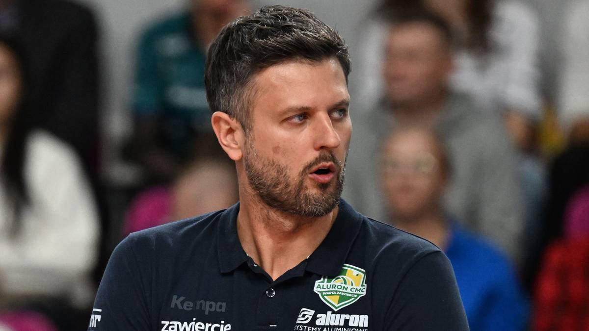 Trener siatkarski Michał Winiarski z klubu Aluron CMC Warta Zawiercie w czarnej koszulce z napisem "CMC"