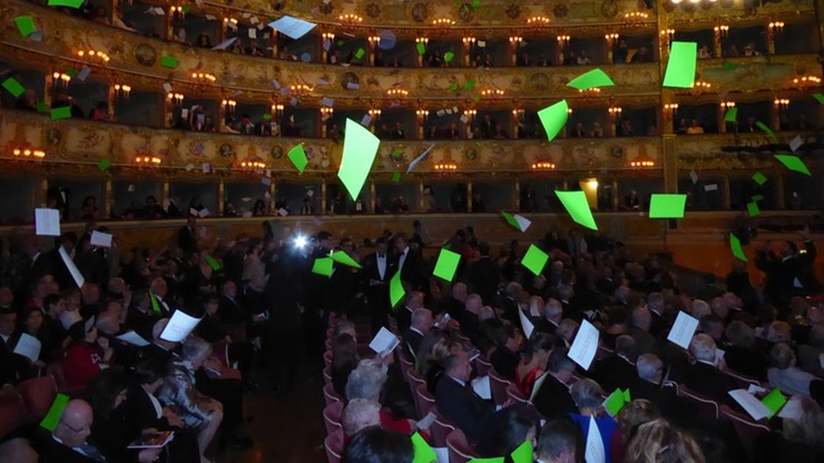"Wenecja chce żyć. Dosyć hoteli!" - protest widzów w teatrze