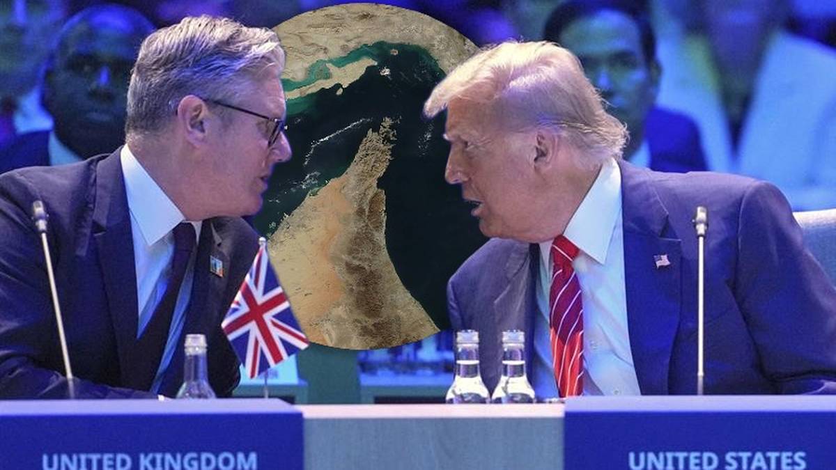 Dw&oacute;ch mężczyzn siedzi przy stole, jeden z nich identyfikuje się jako przedstawiciel Wielkiej Brytanii, a drugi jako przedstawiciel Stan&oacute;w Zjednoczonych. W tle widoczny jest obraz Ziemi z zaznaczonymi kontynentami. Obaj mężczyźni patrzą na siebie, a jeden z nich m&oacute;wi.