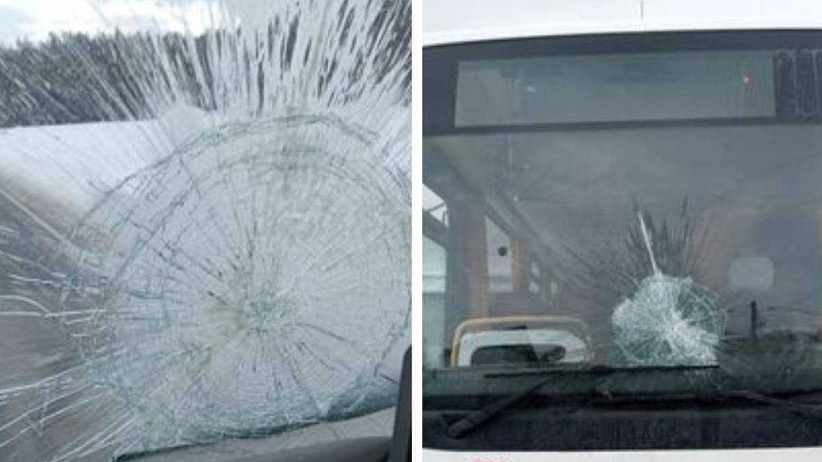 Zniszczone szyby pojazd&oacute;w po incydencie z wyrzucaniem jogurt&oacute;w.