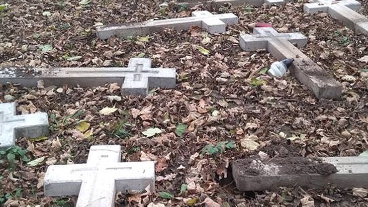 Zniszczono krzyże na polskim cmentarzu na Ukrainie. Niedawno zostały ustawione