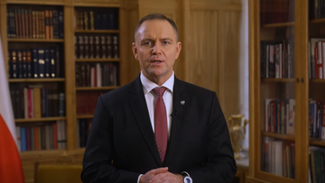 Prezydent Karol Nawrocki przemawia w gabinecie, obok znajduje się flaga Polski.